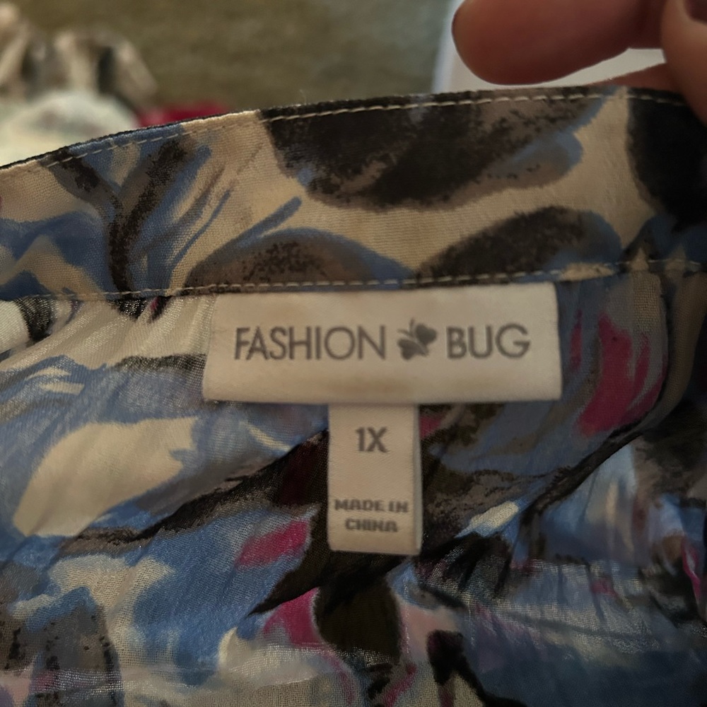 Woman’s blouse - Picture 2 of 3